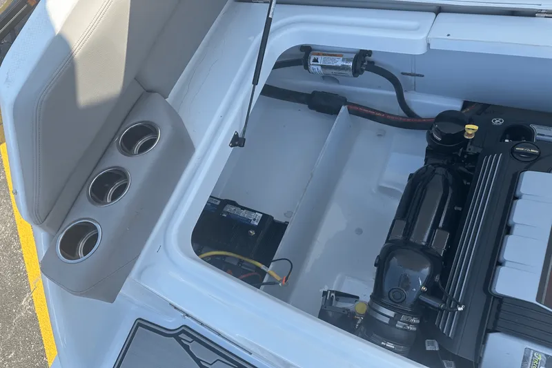 Slide: The Image of Four Winns HD5 2025 - 31