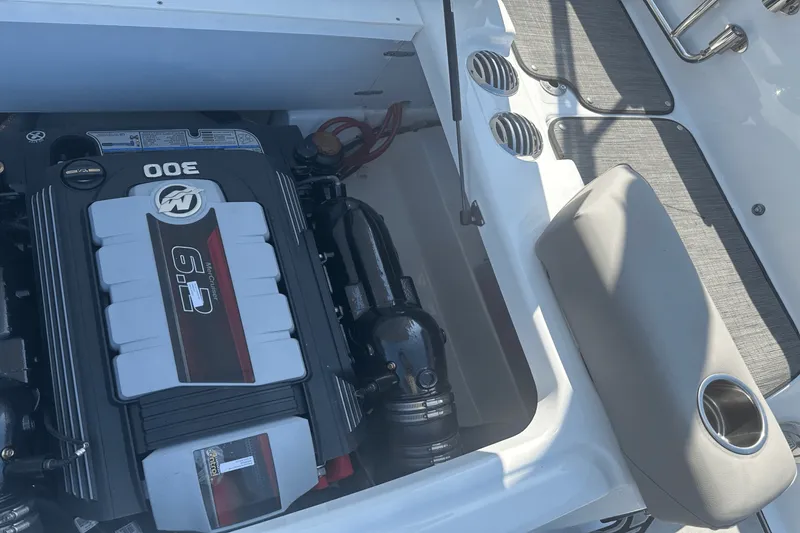 Slide: The Image of Four Winns HD5 2025 - 32