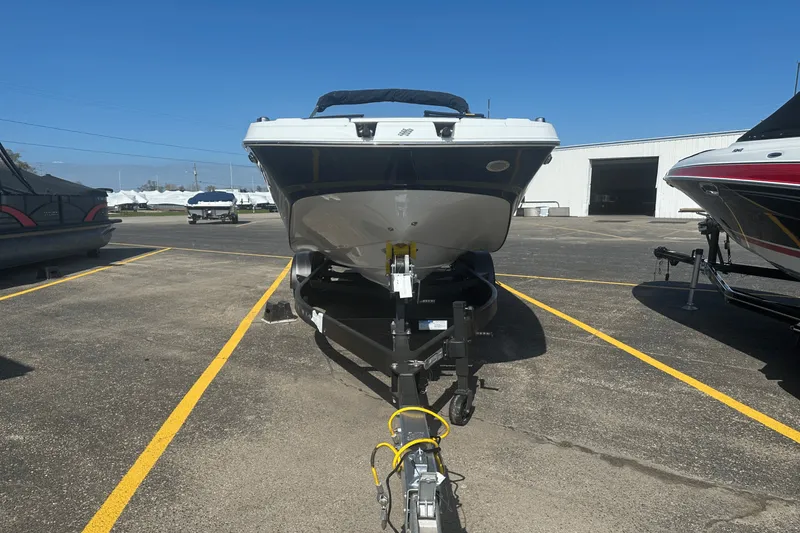 Slide: The Image of Four Winns HD5 2025 - 4