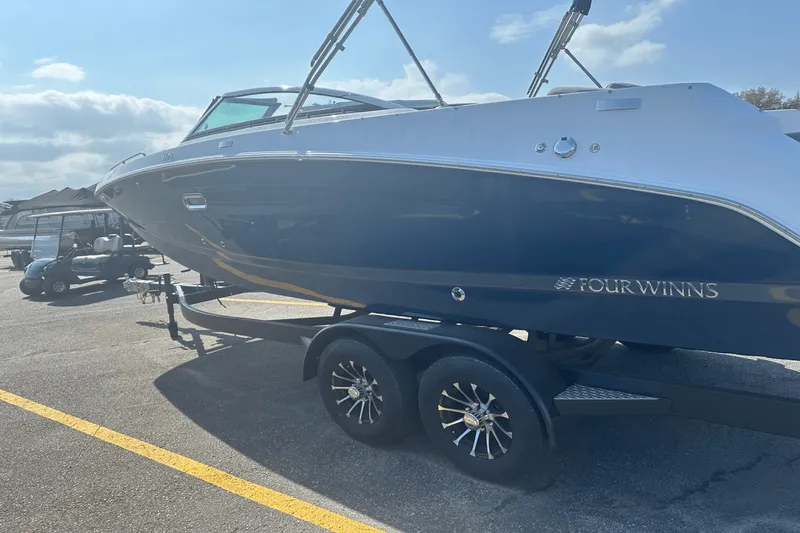 Slide: The Image of Four Winns HD5 2025 - 5