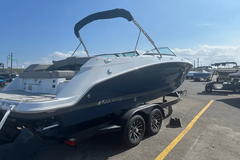 Slide: The Image of Four Winns HD5 2025 - 6