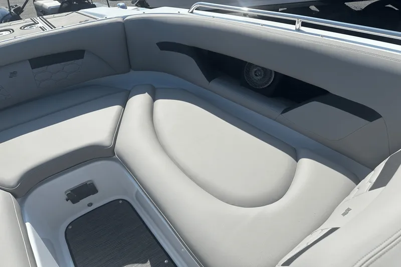 Slide: The Image of Four Winns HD5 2025 - 9