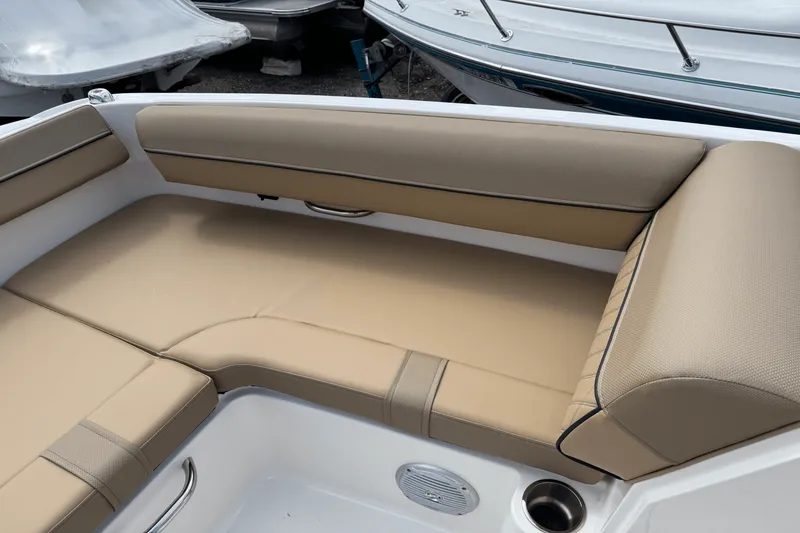 Slide: The Image of Bayliner D20 2025 - 12