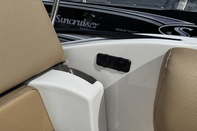 Slide: The Image of Bayliner D20 2025 - 20