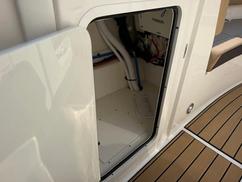 Slide: The Image of Sea Ray SDX 270 2026 - 14