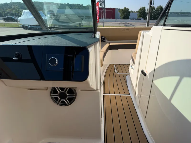 Slide: The Image of Sea Ray SDX 270 2026 - 13