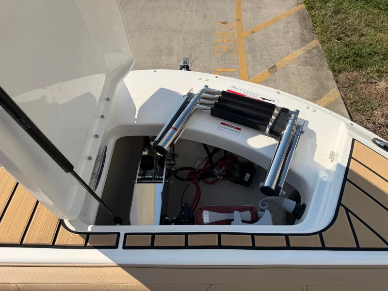Slide: The Image of Sea Ray SDX 270 2026 - 17