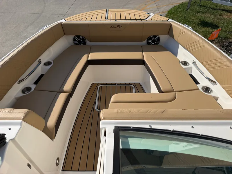 Slide: The Image of Sea Ray SDX 270 2026 - 15