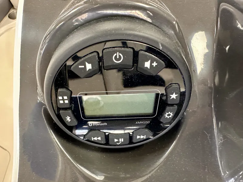 Slide: The Image of Bayliner VR4OB 2025 - 21