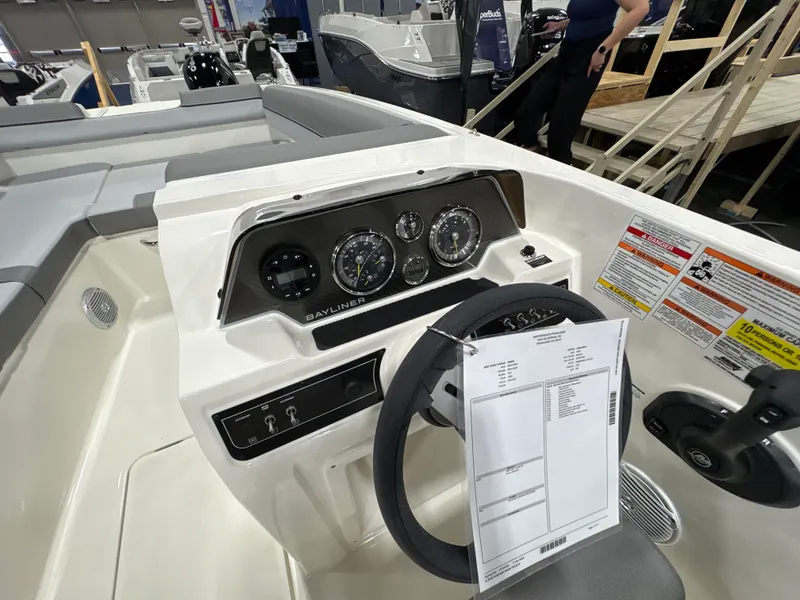 Slide: The Image of Bayliner D20 2025 - 11