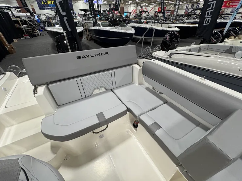 Slide: The Image of Bayliner D20 2025 - 15