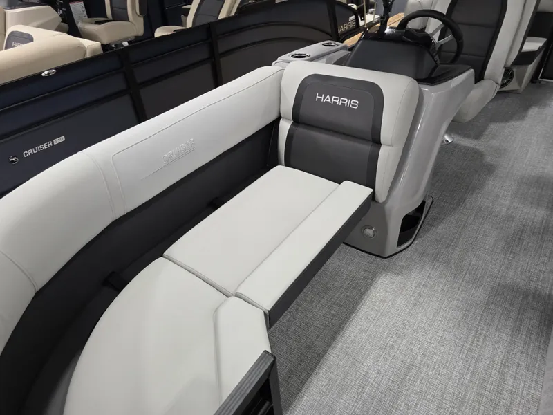 Slide: The Image of Harris Cruiser 190 2025 - 1