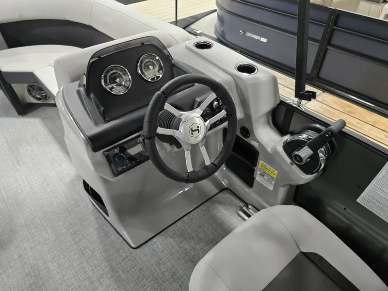 Slide: The Image of Harris Cruiser 190 2025 - 5