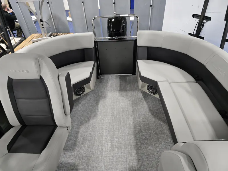 Slide: The Image of Harris Cruiser 190 2025 - 7