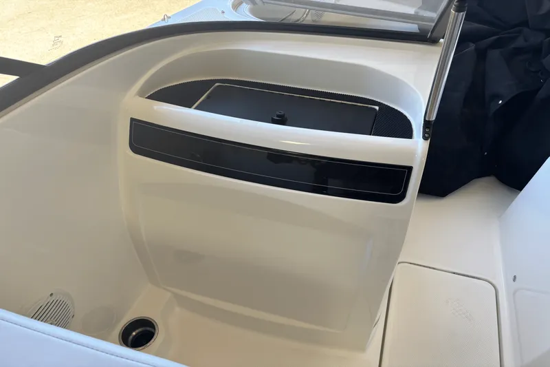 Slide: The Image of Bayliner VR4OB 2025 - 11