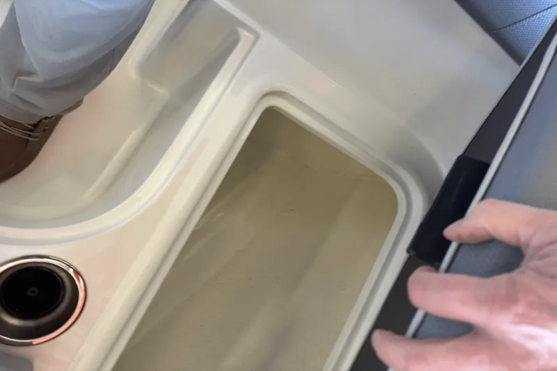 Slide: The Image of Bayliner VR4OB 2025 - 17