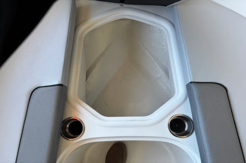 Slide: The Image of Bayliner VR4OB 2025 - 18