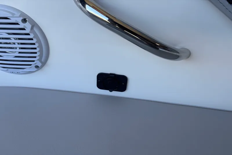 Slide: The Image of Bayliner VR4OB 2025 - 21