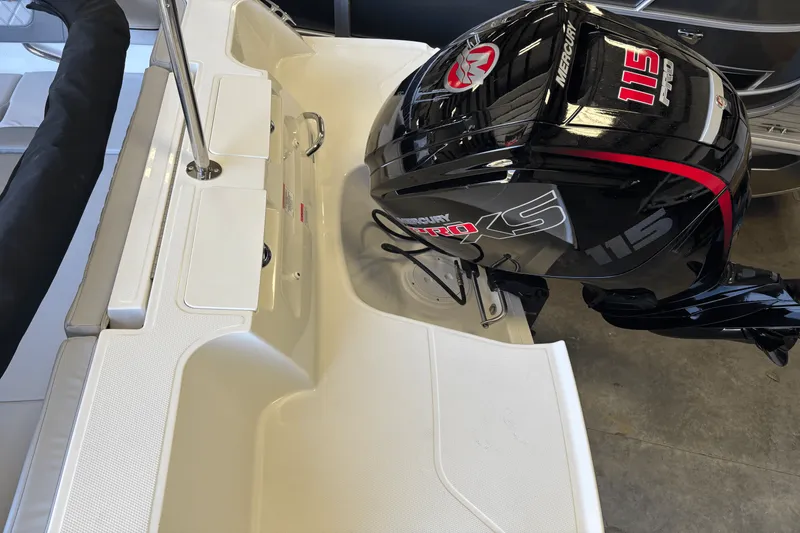 Slide: The Image of Bayliner VR4OB 2025 - 26