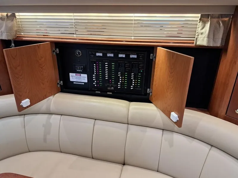 Slide: The Image of Cruisers Yachts 3870 2001 - 9