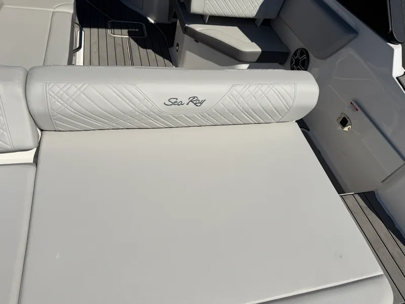 Slide: The Image of Sea Ray SDX 230 2026 - 29