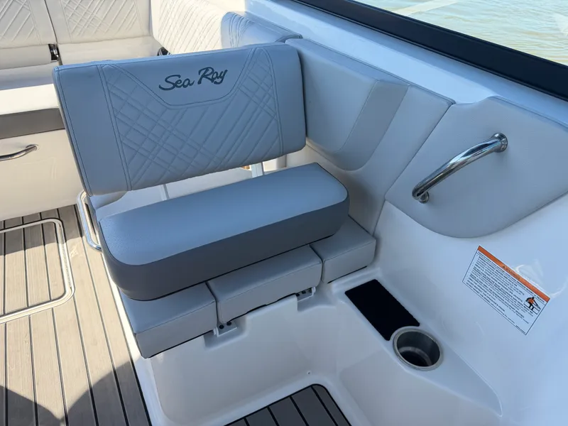 Slide: The Image of Sea Ray SDX 230 2026 - 17