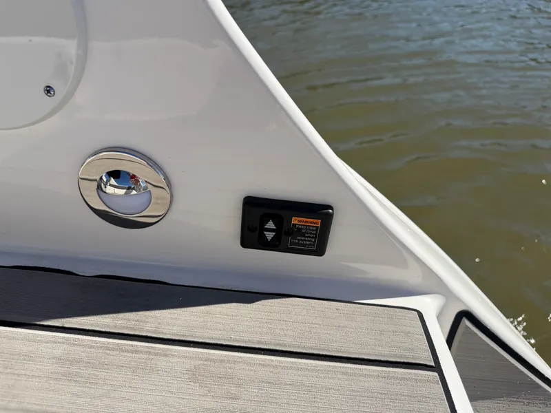 Slide: The Image of Sea Ray SDX 230 2026 - 13
