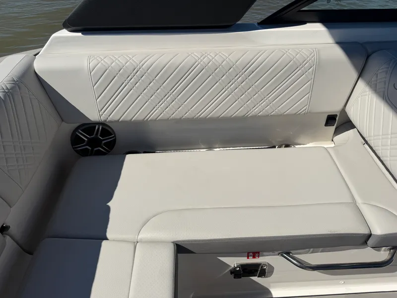 Slide: The Image of Sea Ray SDX 230 2026 - 16