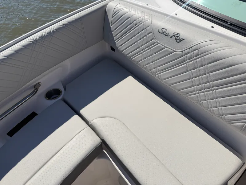 Slide: The Image of Sea Ray SDX 230 2026 - 15