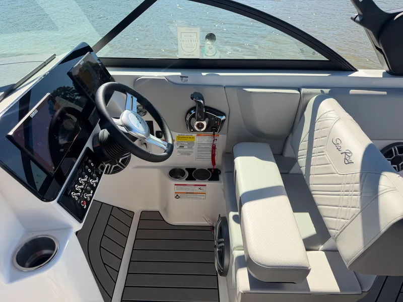 Slide: The Image of Sea Ray SDX 230 2026 - 22
