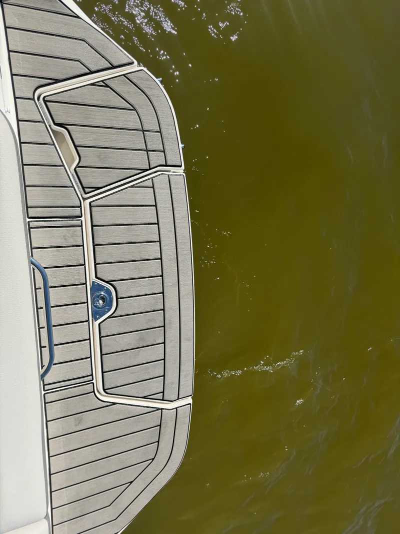 Slide: The Image of Sea Ray SDX 230 2026 - 9