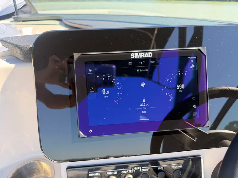 Slide: The Image of Sea Ray SDX 230 2026 - 21
