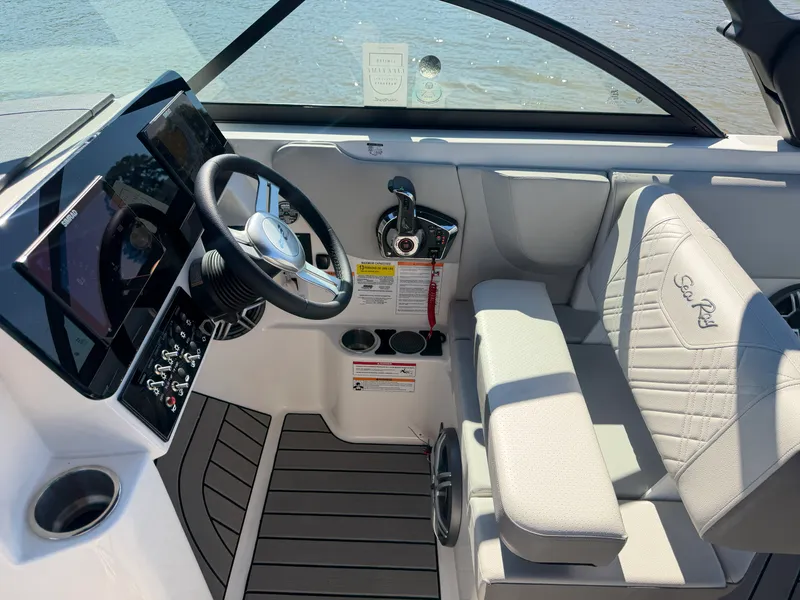 Slide: The Image of Sea Ray SDX 230 2026 - 18