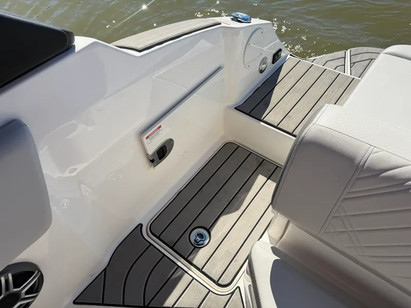 Slide: The Image of Sea Ray SDX 230 2026 - 12