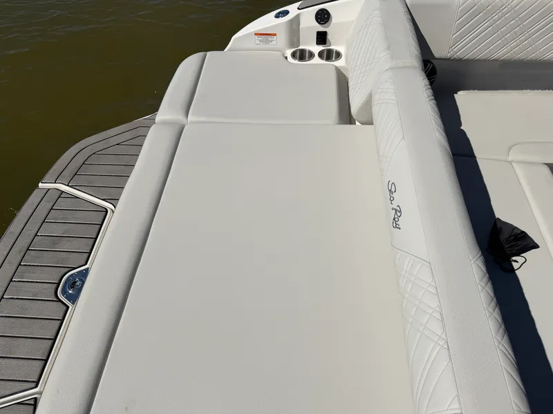 Slide: The Image of Sea Ray SDX 230 2026 - 11