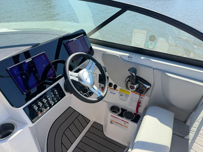Slide: The Image of Sea Ray SDX 230 2026 - 19