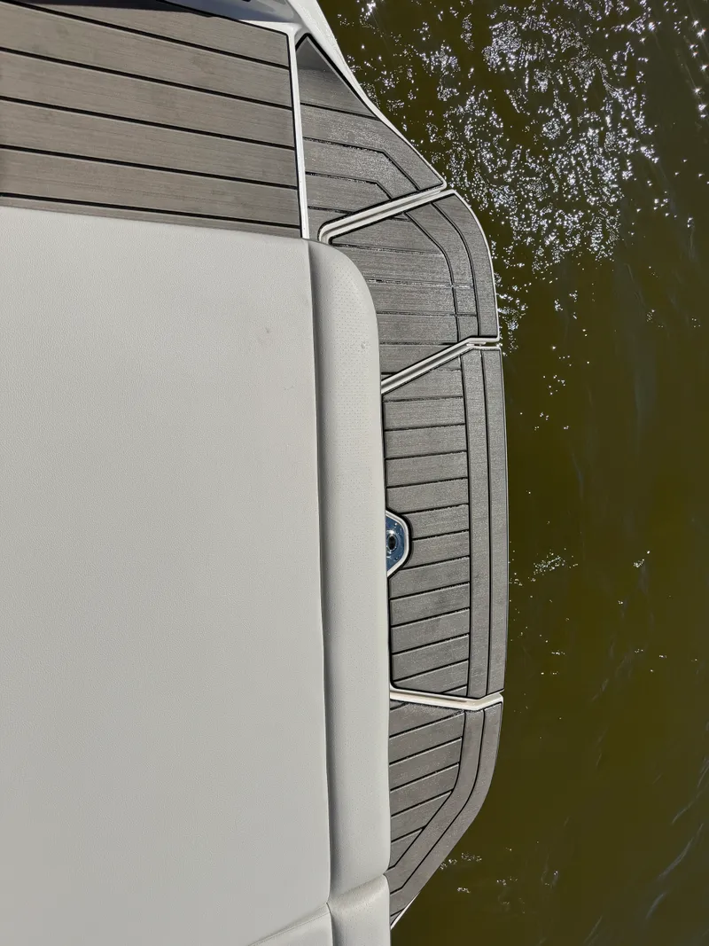 Slide: The Image of Sea Ray SDX 230 2026 - 10