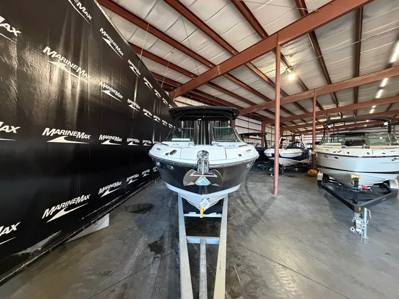 Slide: The Image of Sea Ray SLX 260 2024 - 2