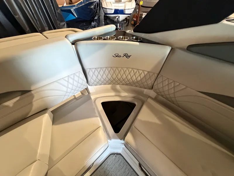 Slide: The Image of Sea Ray SLX 260 2024 - 25