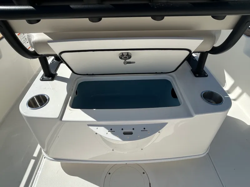 Slide: The Image of Boston Whaler 210 Montauk 2026 - 10