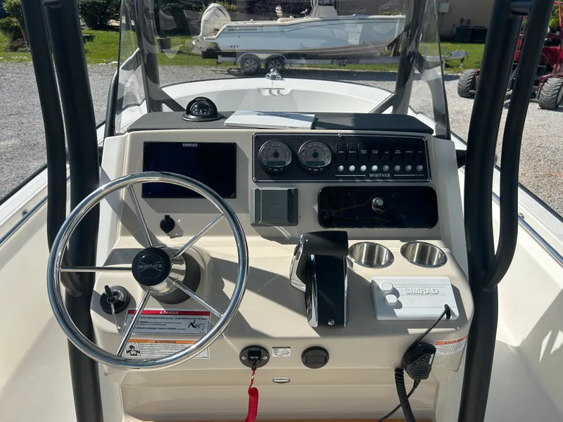 Slide: The Image of Boston Whaler 210 Montauk 2026 - 12
