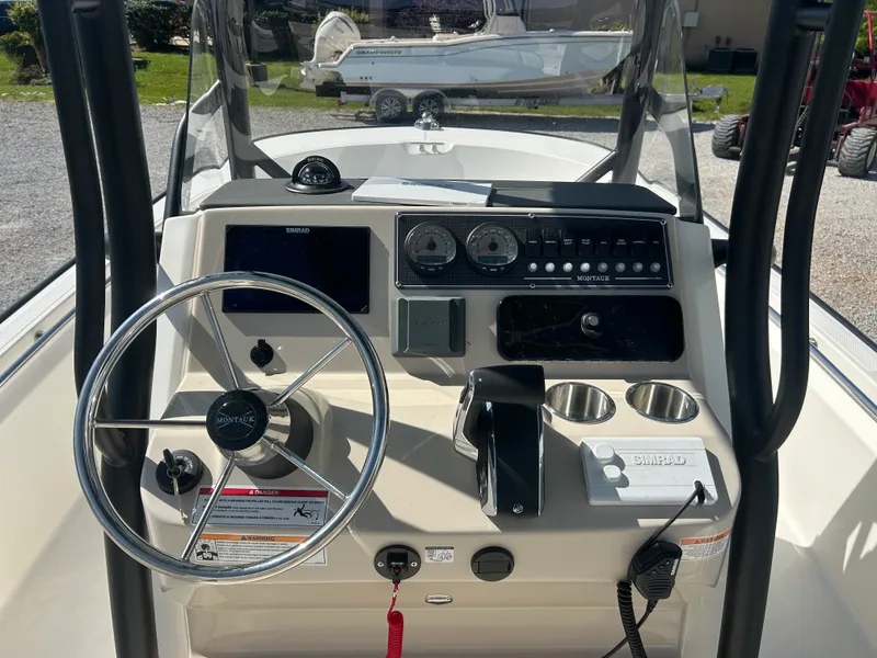 Slide: The Image of Boston Whaler 210 Montauk 2026 - 13