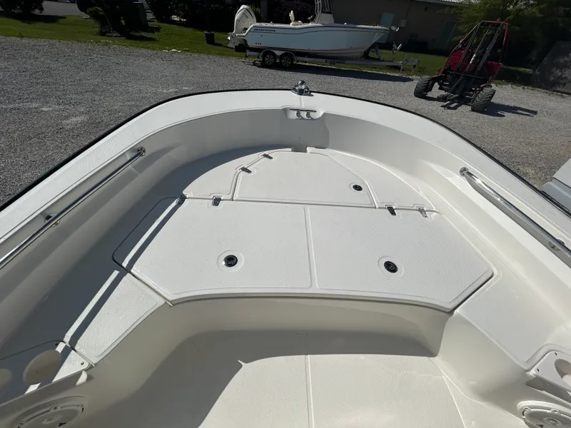 Slide: The Image of Boston Whaler 210 Montauk 2026 - 17