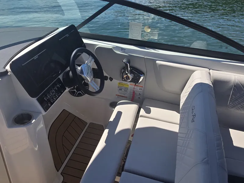 Slide: The Image of Sea Ray SDX 250 2026 - 16