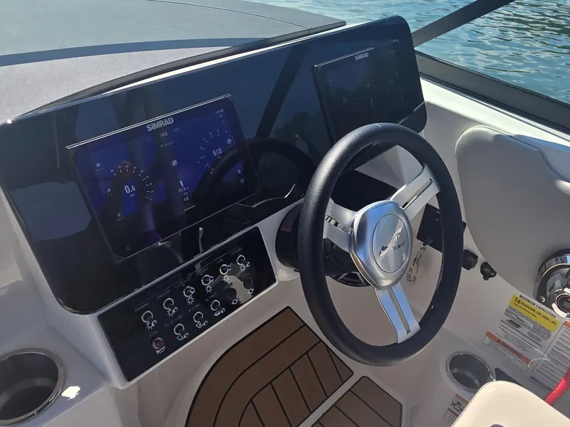 Slide: The Image of Sea Ray SDX 250 2026 - 17