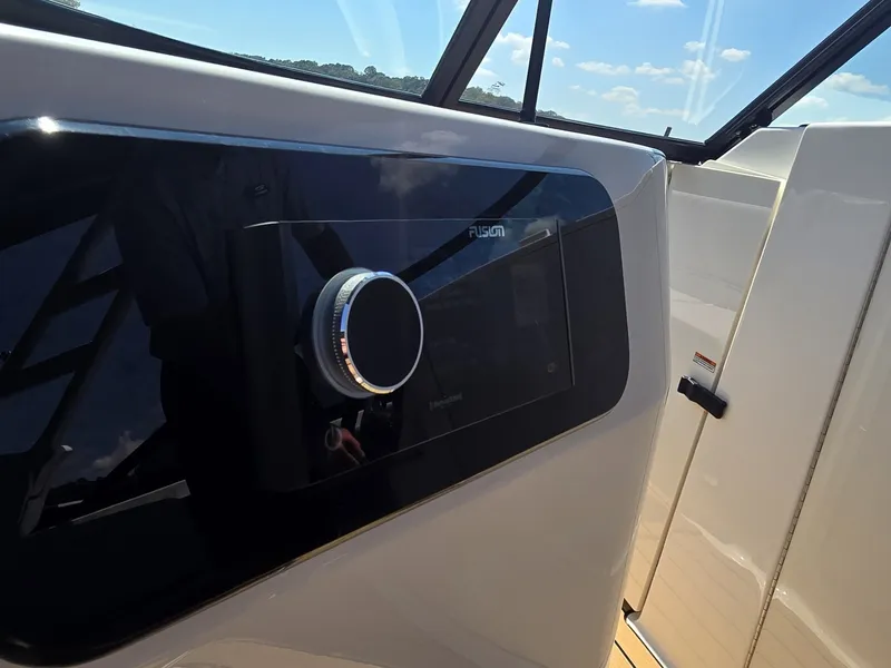 Slide: The Image of Sea Ray SDX 250 2026 - 14