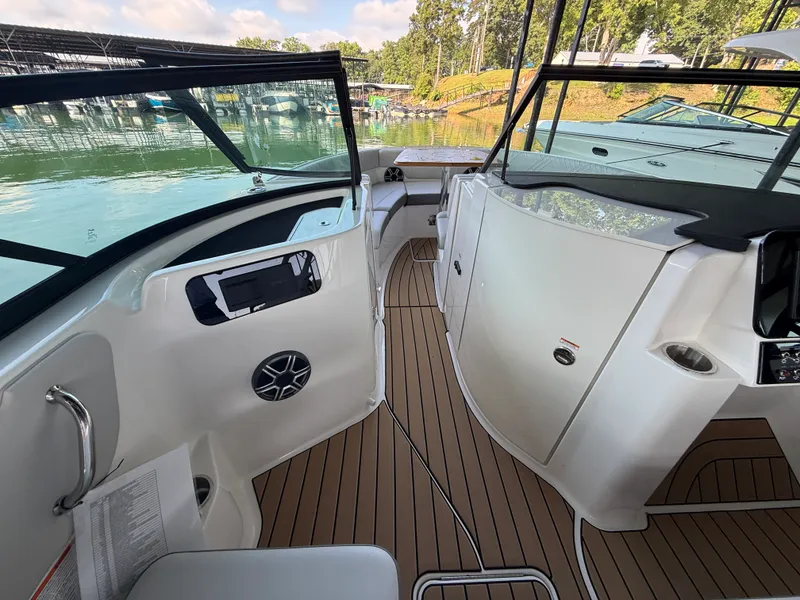 Slide: The Image of Sea Ray SDX 250 2026 - 9