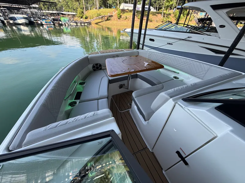 Slide: The Image of Sea Ray SDX 250 2026 - 11