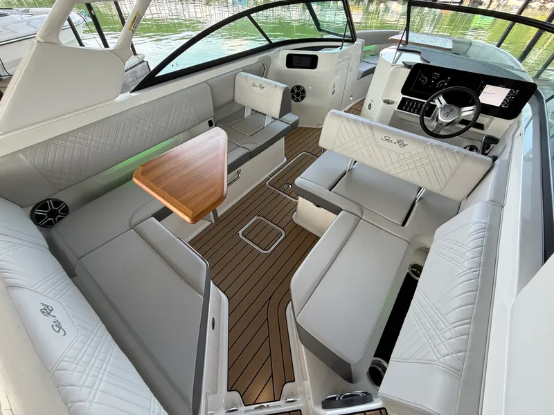 Slide: The Image of Sea Ray SDX 250 2026 - 6