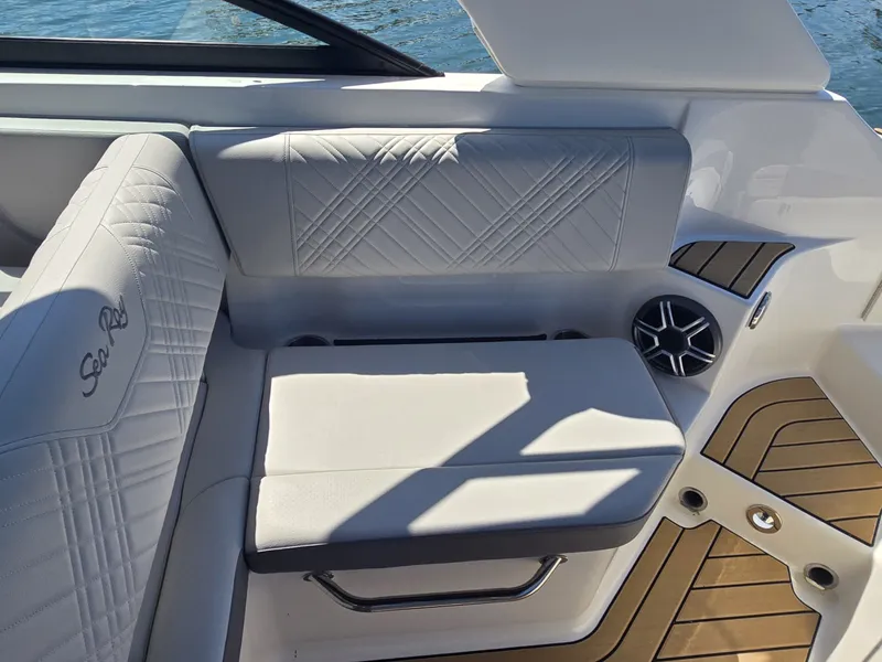 Slide: The Image of Sea Ray SDX 250 2026 - 9